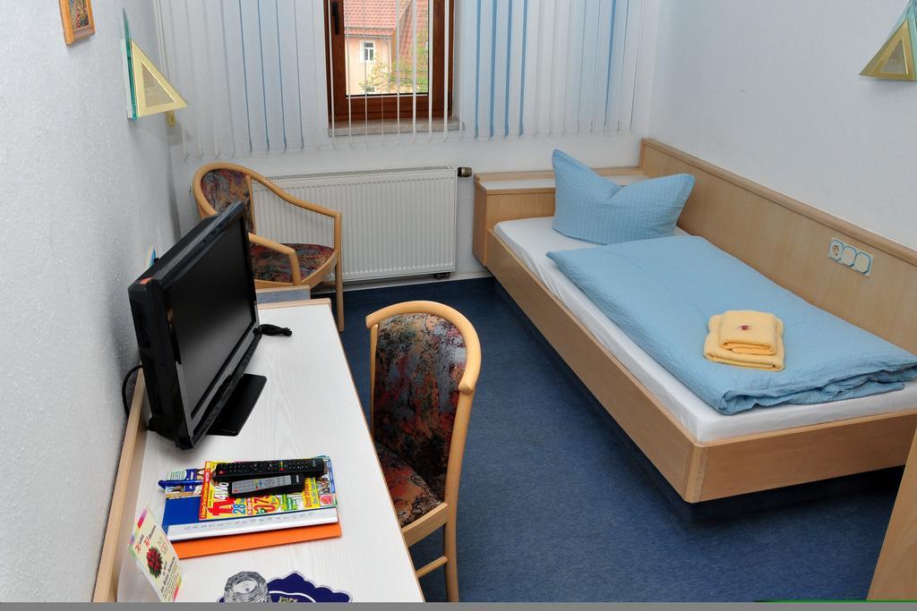 Hotel Am Hohen Schwarm Saalfeld Saale Стая снимка