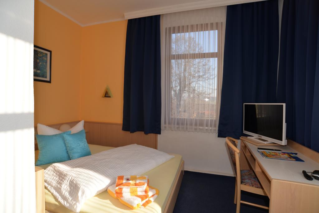 Hotel Am Hohen Schwarm Saalfeld Saale Екстериор снимка