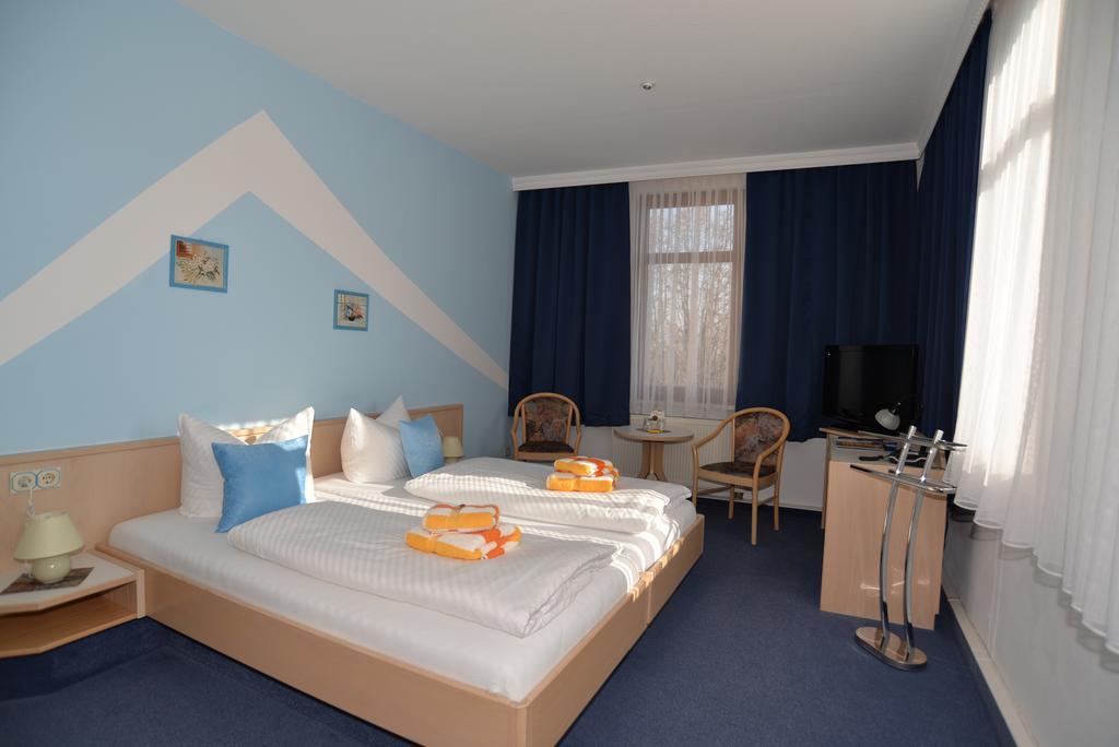 Hotel Am Hohen Schwarm Saalfeld Saale Екстериор снимка